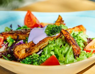 Sałatka z kurczakiem miodowym