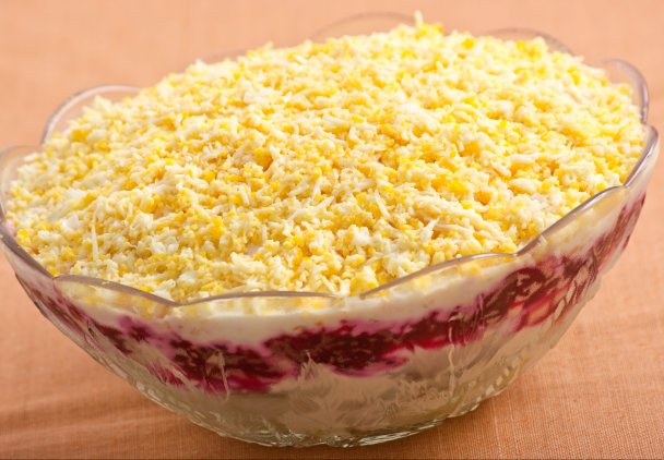 Warstwowa sałatka ze śledziem