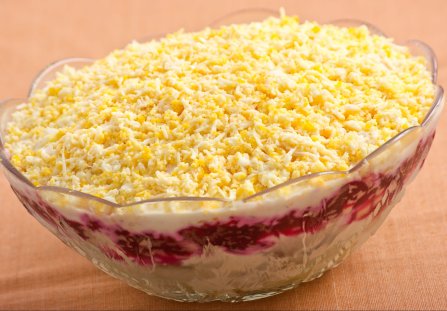 Warstwowa sałatka ze śledziem