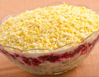 Warstwowa sałatka ze śledziem