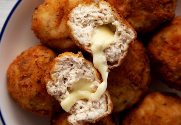 Kotlety mielone faszerowane serem