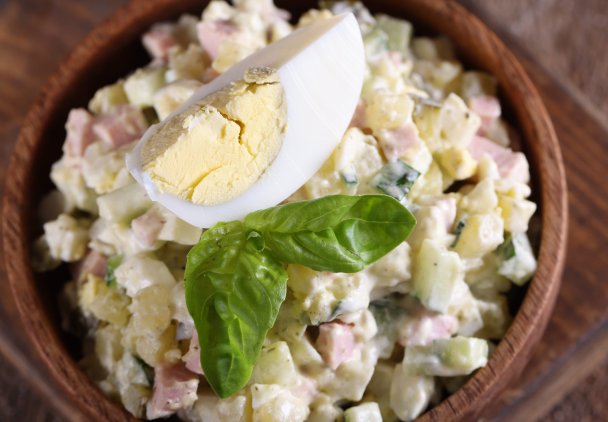 Wielkanocna sałatka jajeczno-szynkowa