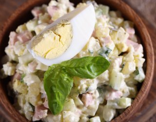 Wielkanocna sałatka jajeczno-szynkowa