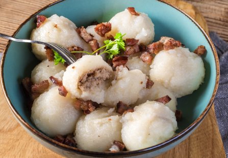 Kluski ziemniaczane z białą kiełbasą