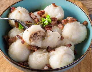 Kluski ziemniaczane z białą kiełbasą