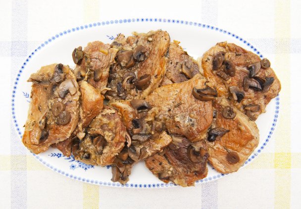 Karkówka z pieczarkami