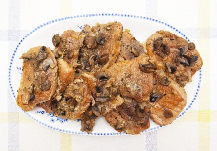 Karkówka z pieczarkami