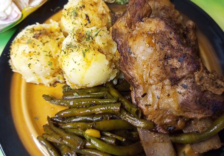 Żeberka wieprzowe duszone w sosie własnym z fasolką szparagową