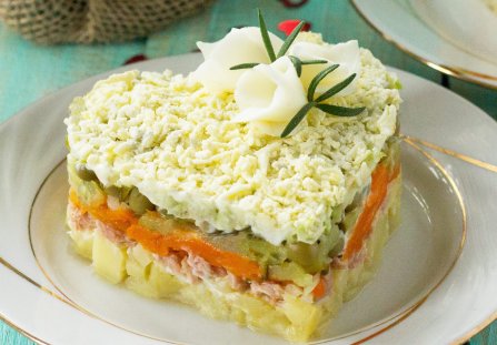 Wielkanocna sałatka warstwowa