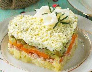 Wielkanocna sałatka warstwowa