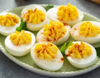 15 pomysłów na jajka faszerowane na Wielkanoc. Z mięsem, warzywami i rybne