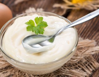 Przepis na najlepszy domowy majonez. Szybko zapomnisz o sklepowych