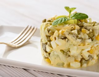 Tradycyjne, nowoczesne, eleganckie. TOP sałatki na Wielkanoc