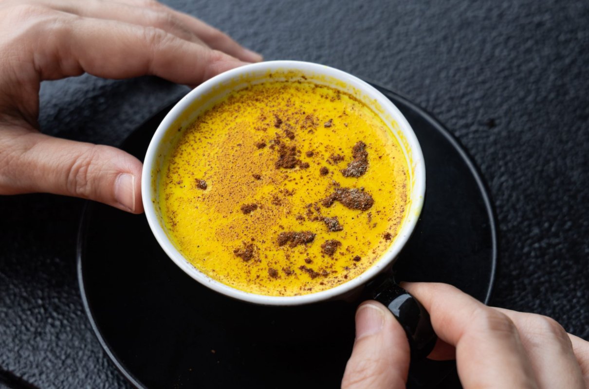 Złote mleko czy woda z kurkumą? Co rano lepiej przyspiesza spalanie tłuszczu