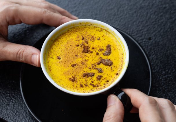 Złote mleko czy woda z kurkumą? Co rano lepiej przyspiesza spalanie tłuszczu