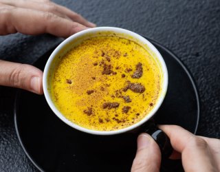 Złote mleko czy woda z kurkumą? Co rano lepiej przyspiesza spalanie tłuszczu