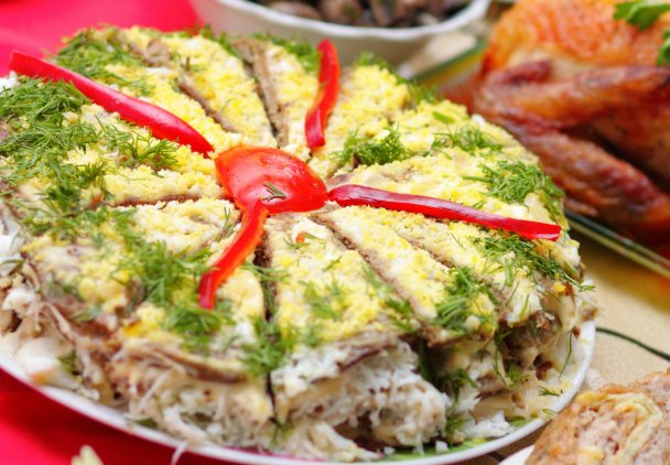 Sałatka warstwowa z naleśnikami