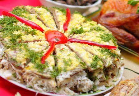 Sałatka warstwowa z naleśnikami