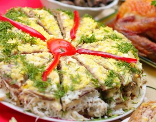 Sałatka warstwowa z naleśnikami