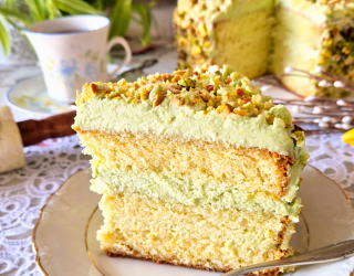 Tort waniliowy z kremem pistacjowym
