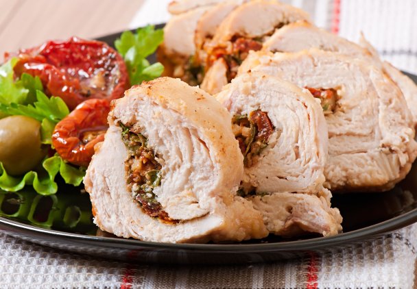 Rolada z kurczaka na zimno i na gorąco. Przepisy warte zapisania