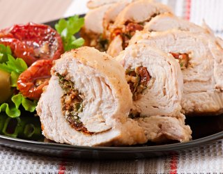 Rolada z kurczaka na zimno i na gorąco. Przepisy warte zapisania
