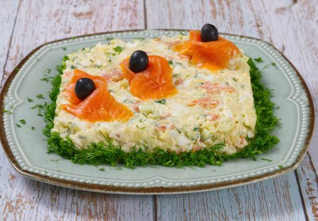 Sałatka z wędzonym łososiem