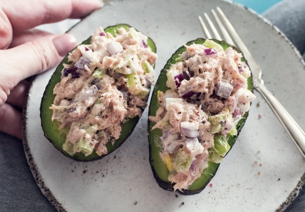 Awokado nadziewane sałatką z tuńczyka