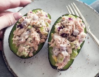 Awokado nadziewane sałatką z tuńczyka