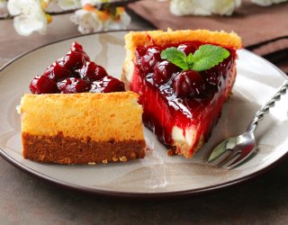 Sernik z mlekiem skondensowanym i wiśniami