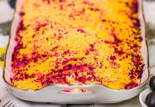 Śledzie pod pierzynką z buraczkami