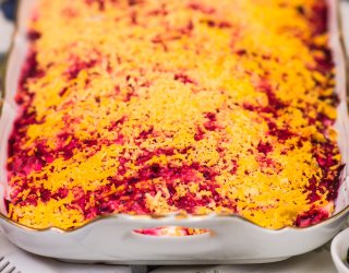 Śledzie pod pierzynką z buraczkami