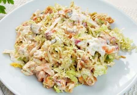 Sałatka z zupek chińskich i kurczaka