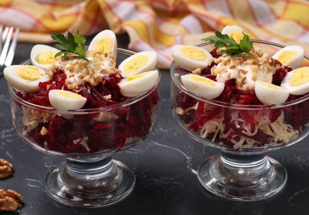 Jajka na sałatce buraczkowej