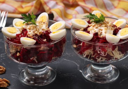 Jajka na sałatce buraczkowej