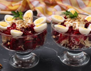 Jajka na sałatce buraczkowej