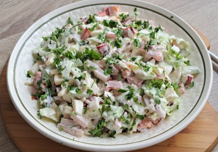 Sałatka z sałatą lodową.