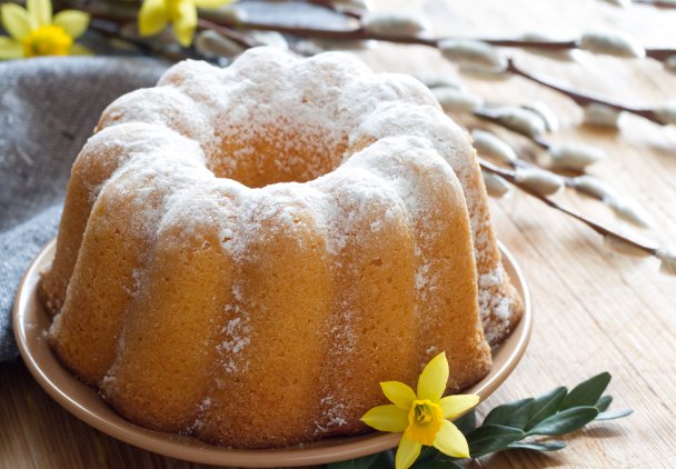 Babka wielkanocna na bitej śmietanie