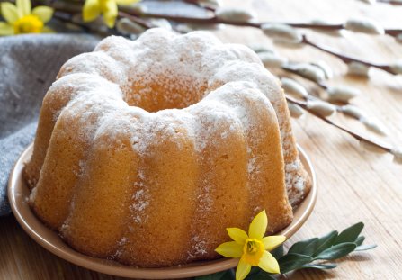 Babka wielkanocna na bitej śmietanie