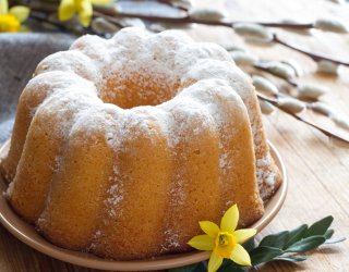 Babka wielkanocna na bitej śmietanie