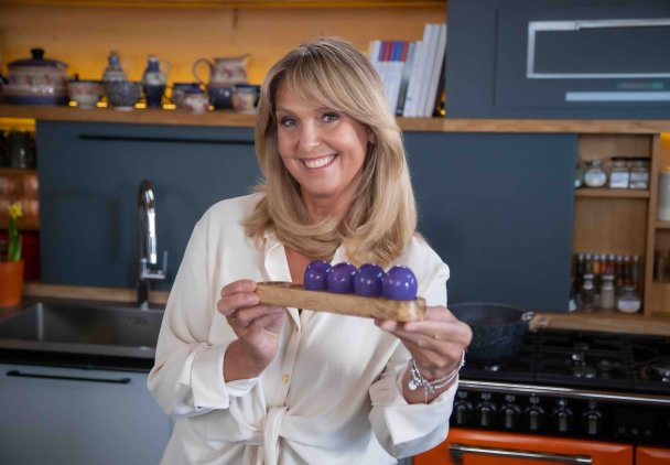 Ewa gotuje: Fioletowe jajka, kremowa zupa z chrzanu, karkówka pieczona, śledź po japońsku, mini mazurki wielkanocne