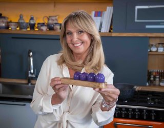 Ewa gotuje: Fioletowe jajka, kremowa zupa z chrzanu, karkówka pieczona, śledź po japońsku, mini mazurki wielkanocne