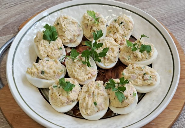 Nadziewane połówki jajek.