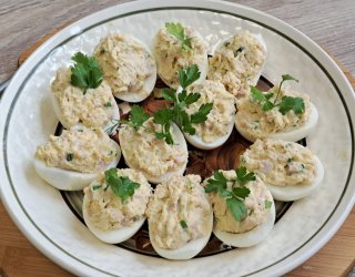 Nadziewane połówki jajek.