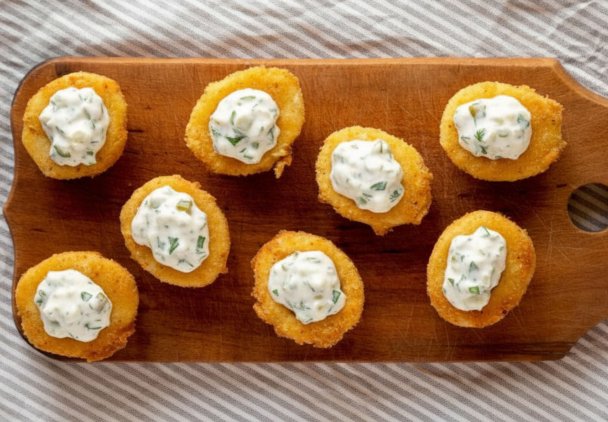 Chrupiące jajka z sosem tatarskim