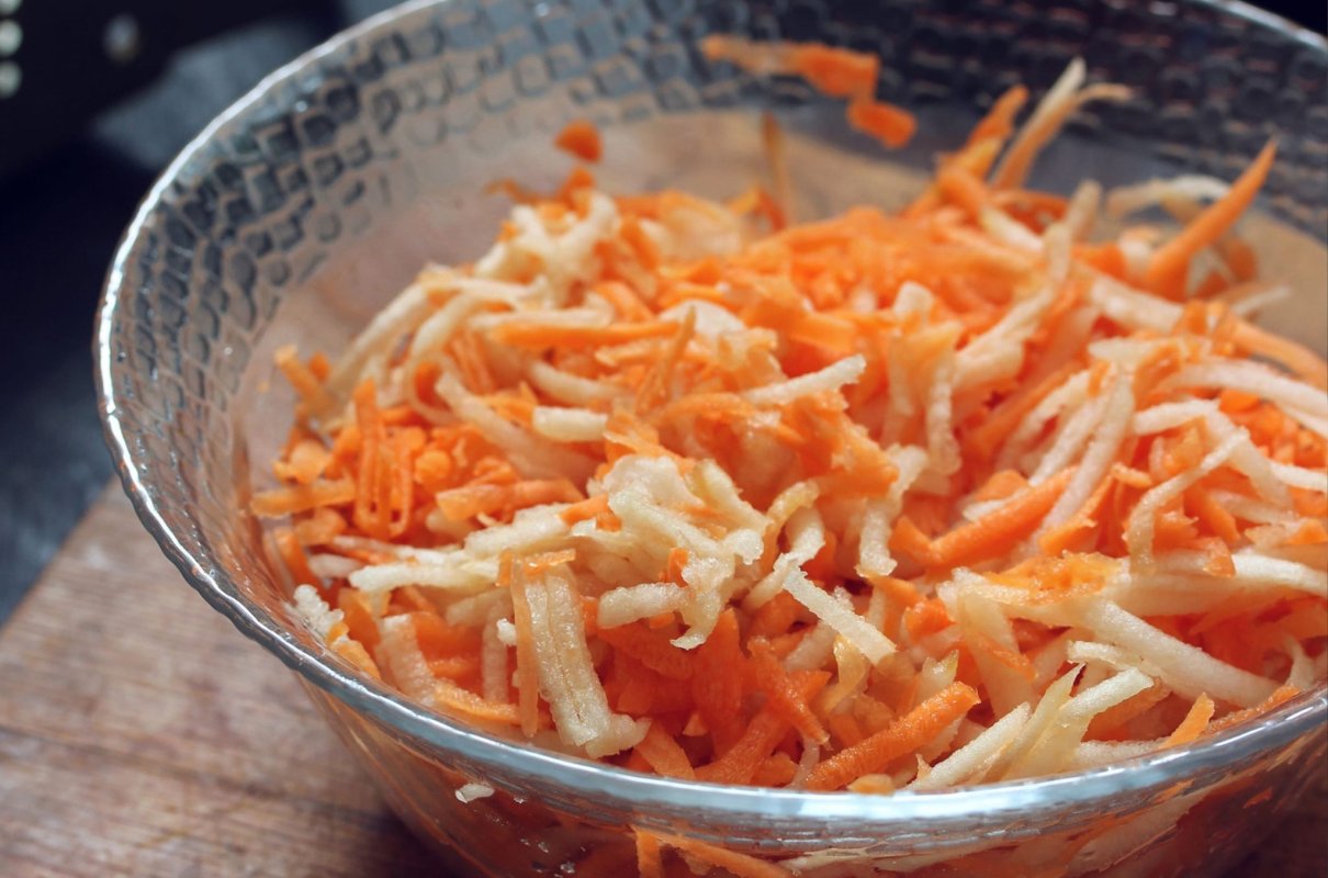 Surówki jak u mamy. 5 przepisów, które przywołają smak dzieciństwa