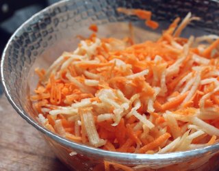 Surówki jak u mamy. 5 przepisów, które przywołają smak dzieciństwa