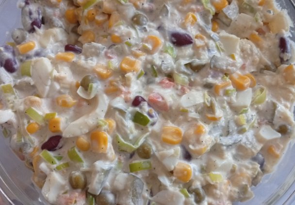 Sałatka jarzynowa z porem i czerwoną fasolą