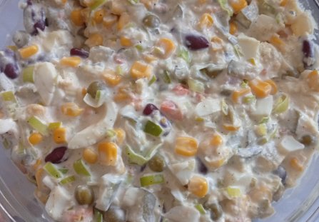 Sałatka jarzynowa z porem i czerwoną fasolą