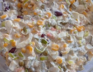 Sałatka jarzynowa z porem i czerwoną fasolą